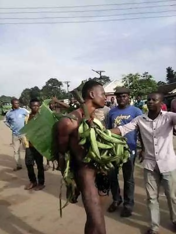 Man beaten and stripped for stealing Plantain (Photo)